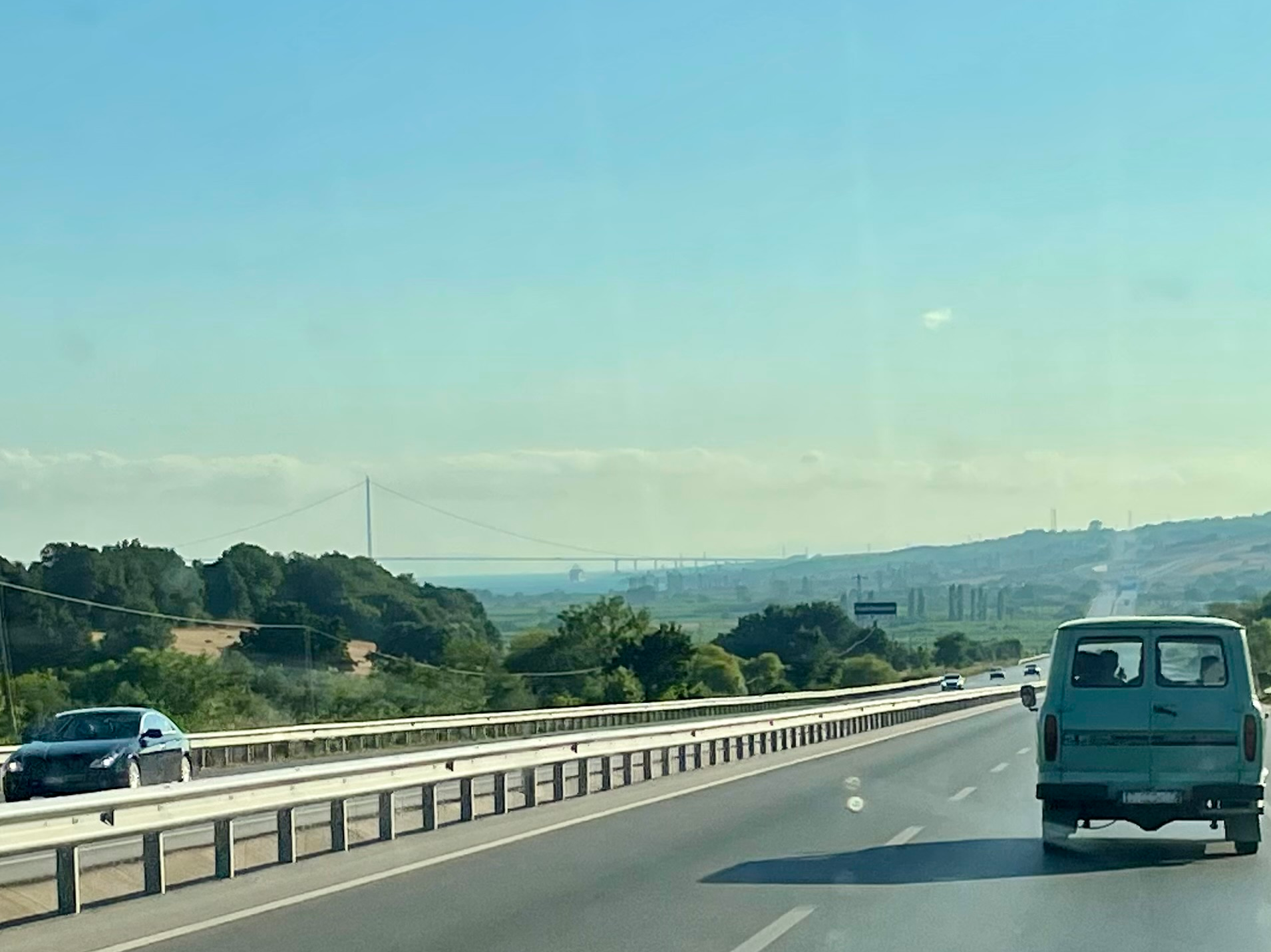 Straßenverkehr in einem Urlaubsort